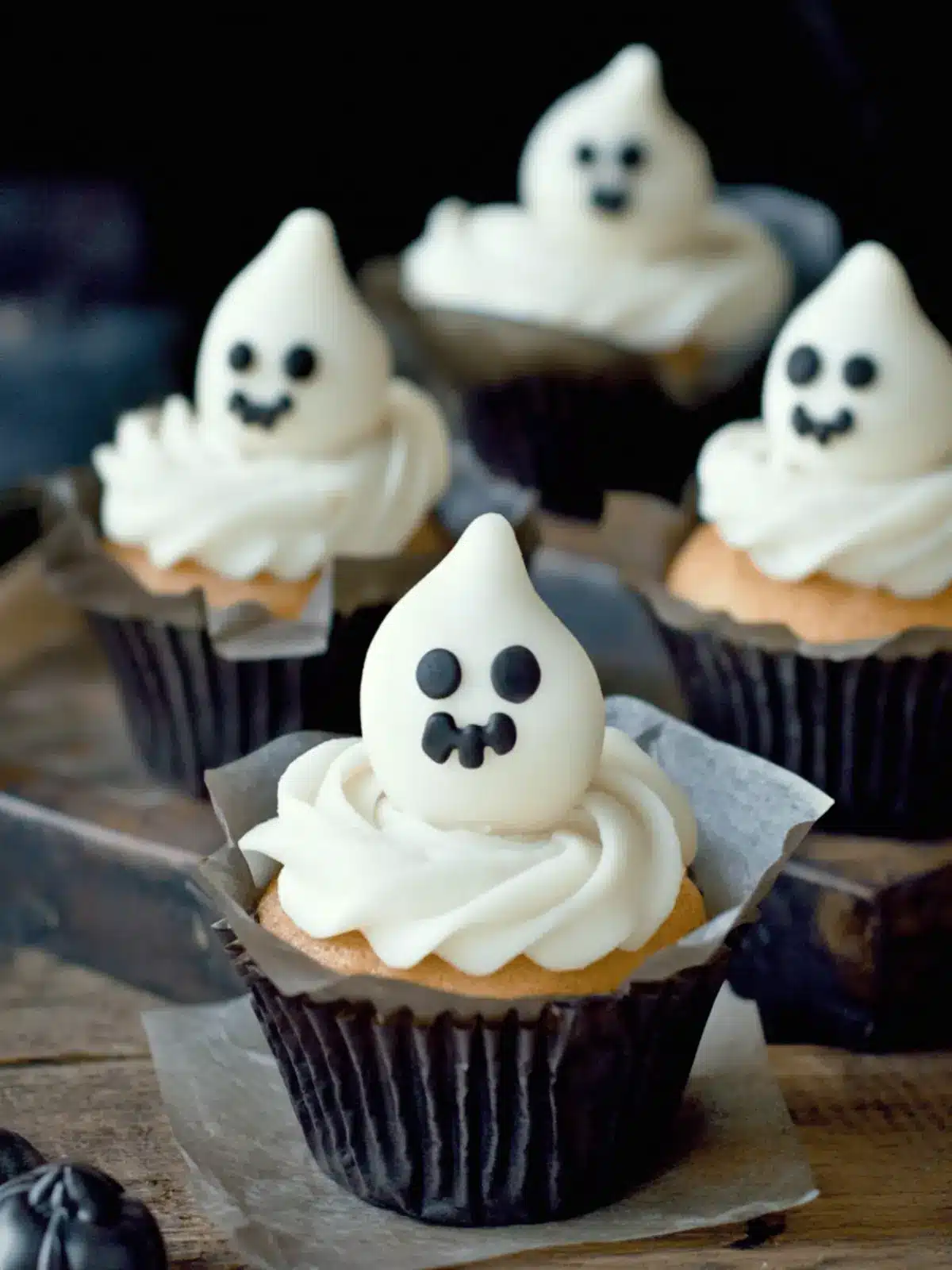 Gluten-Free Halloween Cupcakes: Ghostly Delights & Decor Tips 4 Gluten Free Halloween Cupcakes :: Ghost Cupcake Treat PLUS Other Halloween Cupcake Decorating Ideas!